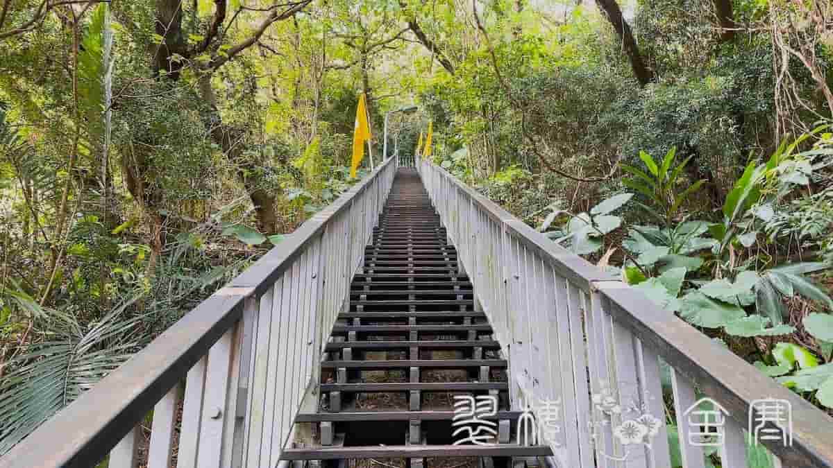 自然豊かな郭子儀紀念堂への階段アプローチ