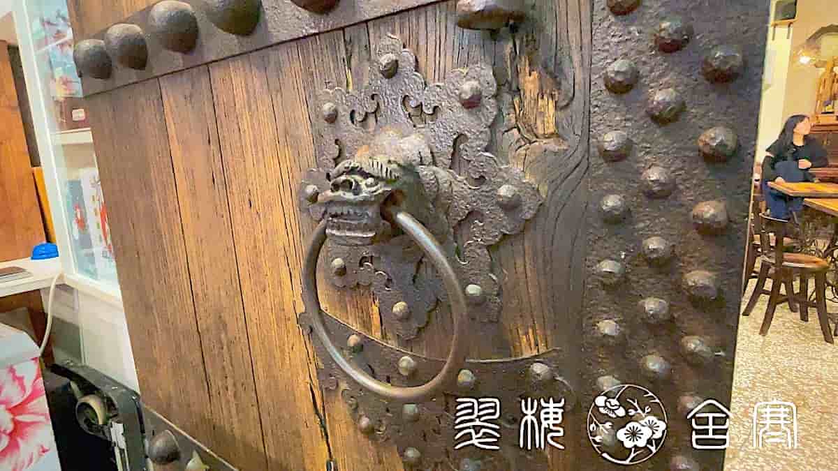 300年前の中国邸宅の門を移設（三十九號北埔擂茶創始店）
