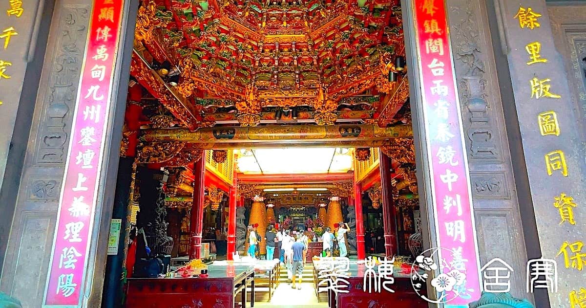 新竹都城隍廟の装飾天井「八角藻井」