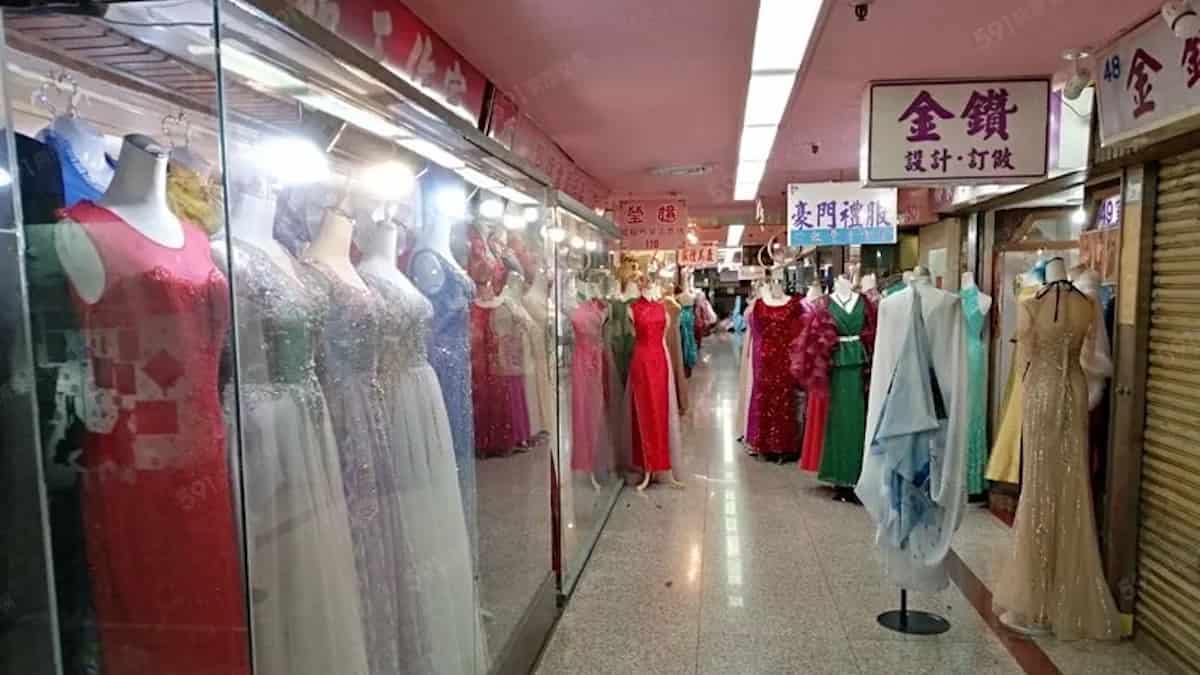 獅子林商業大樓２Fのドレスのオーダーメイド街（出典：壹蘋新聞網）