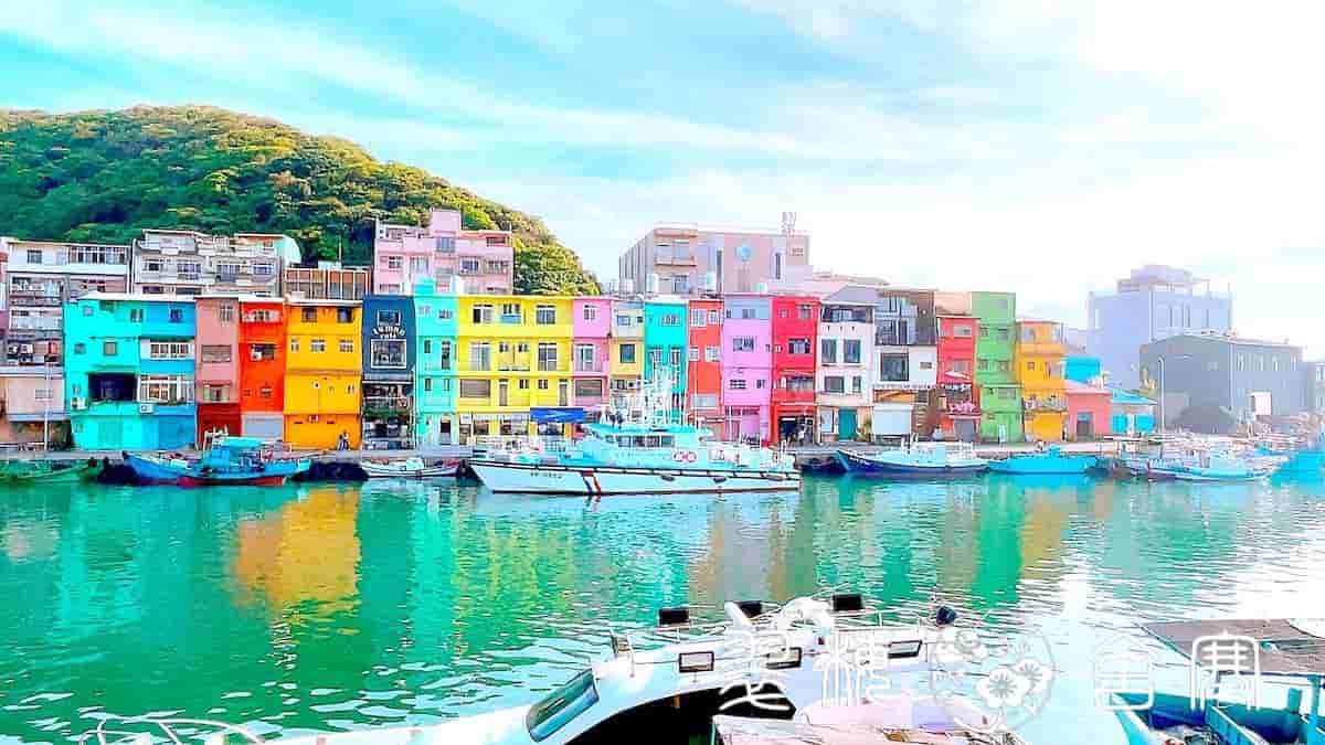 カラフルな建物が並ぶ「正濱漁港彩色屋」